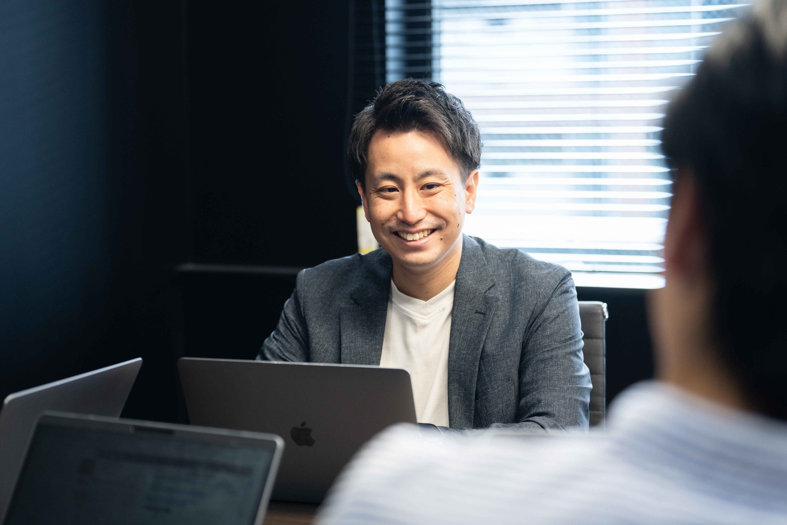 【社員インタビュー】“やり切る力”を大切にする、FullouTで成果を出す人の特徴とは!?｜広告運用マネージャー・松本